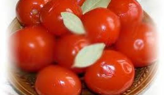 маринованные помидоры с морковной ботвой