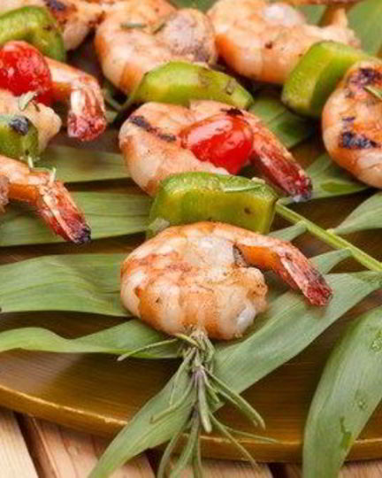 Рецепт маринованных в вине креветки на шпажках из розмарина