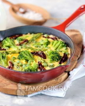 Фриттата с брокколи, спаржей и вялеными томатами