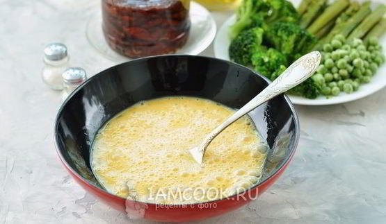 фриттата с брокколи, спаржей и вялеными томатами