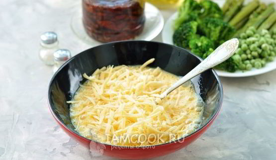 фриттата с брокколи, спаржей и вялеными томатами