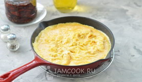 фриттата с брокколи, спаржей и вялеными томатами