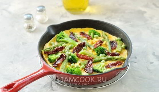 фриттата с брокколи, спаржей и вялеными томатами