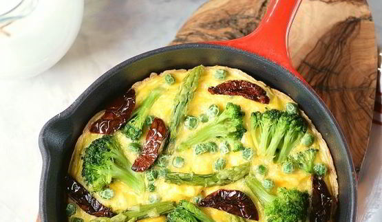 фриттата с брокколи, спаржей и вялеными томатами