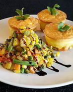 Фриттата с филе индейки и гарнир из обжаренных овощей