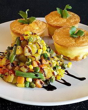 Фриттата с филе индейки и гарнир из обжаренных овощей