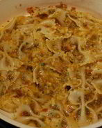 Фриттата с пастой и красным песто