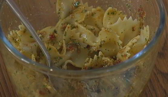 фриттата с пастой и красным песто