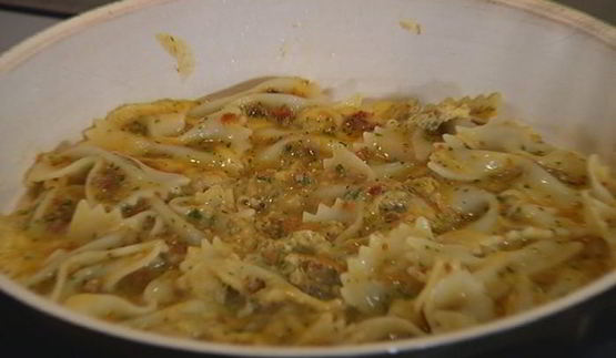 фриттата с пастой и красным песто