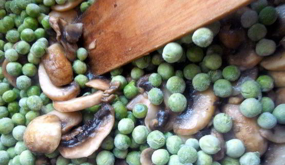 фриттата с пастой, шампиньонами и фетой