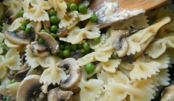 фриттата с пастой, шампиньонами и фетой