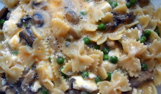 фриттата с пастой, шампиньонами и фетой