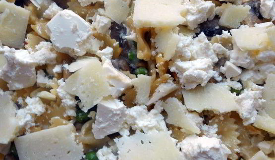 фриттата с пастой, шампиньонами и фетой