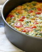 Фриттата с пореем, томатами и козьим сыром