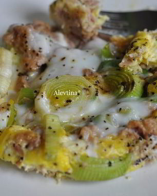 Фриттата с тунцом и луком-пореем