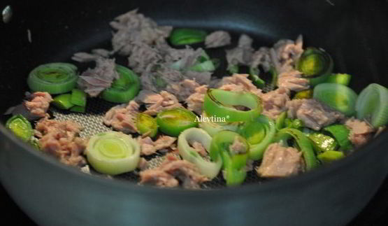 фриттата с тунцом и луком-пореем