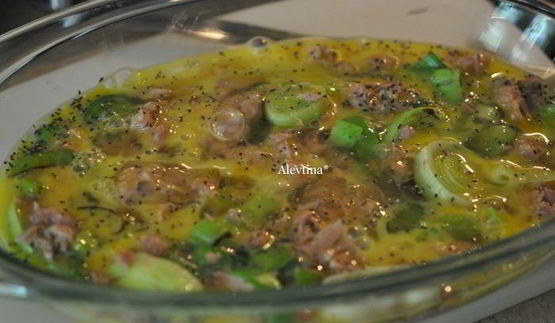 фриттата с тунцом и луком-пореем