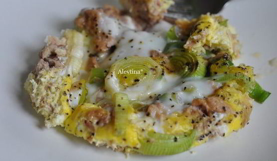 фриттата с тунцом и луком-пореем