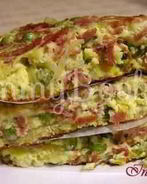 Фриттата с зеленым горошком, ветчиной и луком