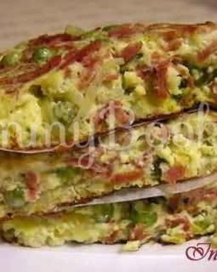 Фриттата с зеленым горошком, ветчиной и луком