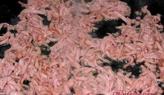 фриттата с зеленым горошком, ветчиной и луком