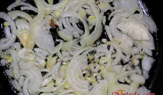 фриттата с зеленым горошком, ветчиной и луком