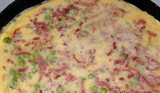 фриттата с зеленым горошком, ветчиной и луком