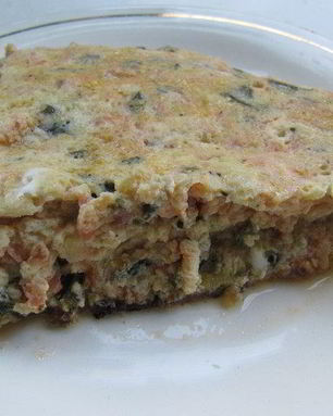 Красный омлет с зеленым луком и шпинатом