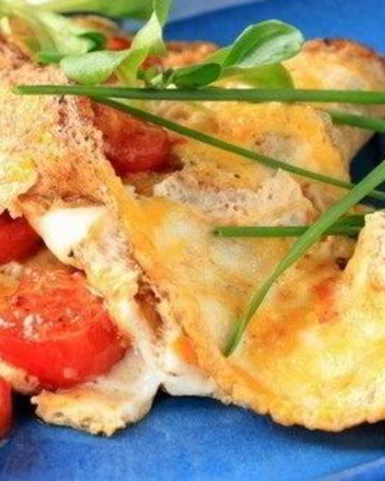 Рецепт легкого омлета с обжаренной курицей, помидорами и сыром
