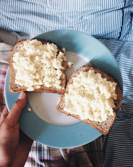 Рецепт нежного омлета с тостами