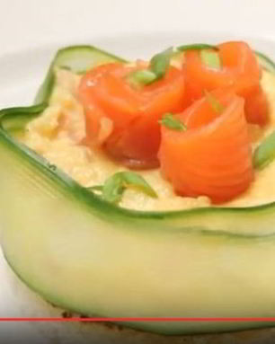 Омлет на пару с лососем с красивой подачей