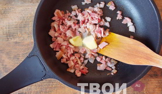 омлет на сковороде