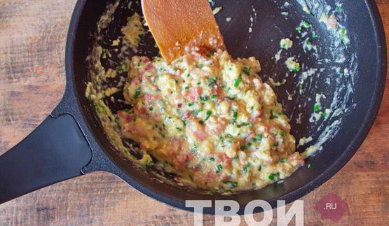 омлет на сковороде