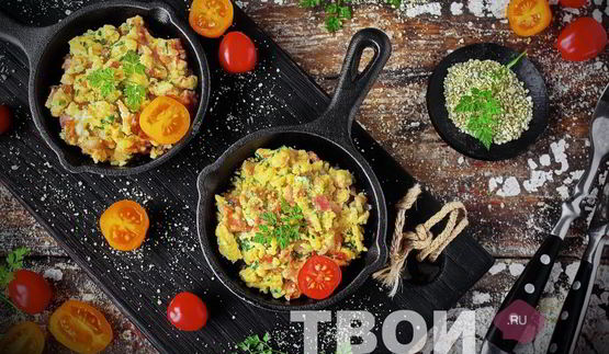 омлет на сковороде