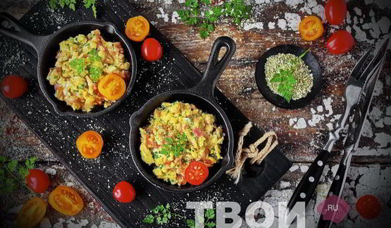 омлет на сковороде