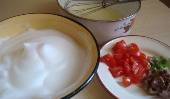 омлет по-деревенски с помидорами