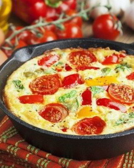 Рецепт омлета с болгарским перцем, грибами, помидорами и грудинкой