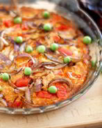 Омлет с чоризо, овсяным молоком, помидорами черри и зеленым горошком