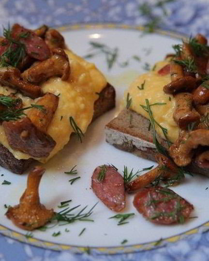 Рецепт омлета с грибами и охотничьими колбасками