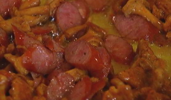 омлет с грибами и охотничьими колбасками