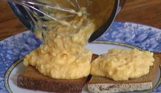 омлет с грибами и охотничьими колбасками