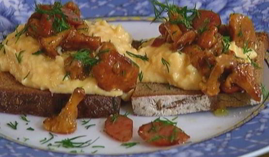 омлет с грибами и охотничьими колбасками