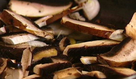 омлет с грибами, руколой и голубым сыром