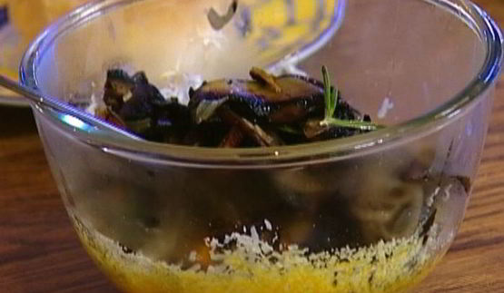 омлет с грибами, руколой и голубым сыром