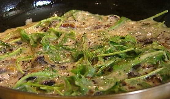 омлет с грибами, руколой и голубым сыром