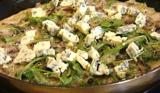 омлет с грибами, руколой и голубым сыром