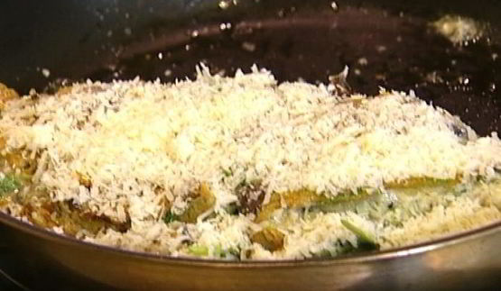 омлет с грибами, руколой и голубым сыром