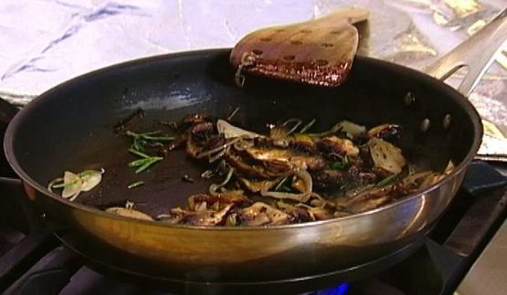 омлет с грибами, руколой и голубым сыром