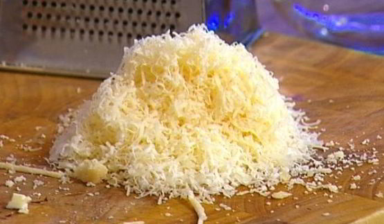 омлет с грибами, руколой и голубым сыром