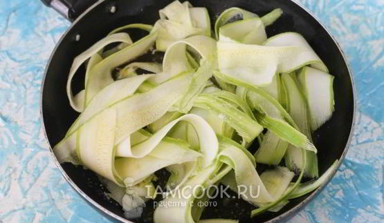 омлет с кабачками на сковороде